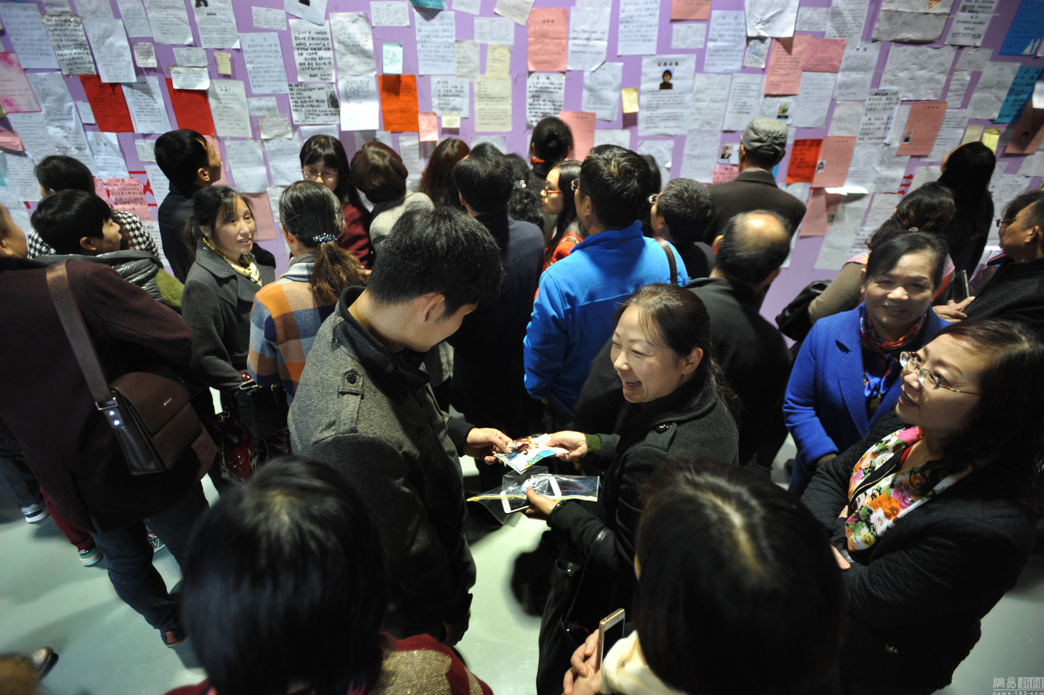 武汉举办相亲会 父母"打头阵"子女"打酱油"