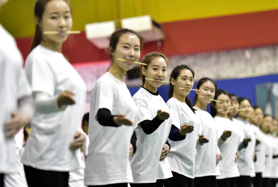 全运会美女志愿者培训 咬筷子练习微笑