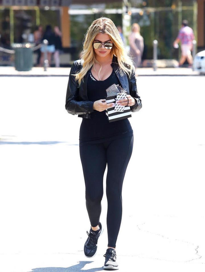 组图-科勒卡戴珊运动装现身 衣服紧绷秀傲人上围