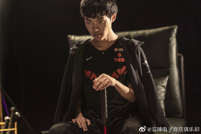 滔搏宣传片花絮part3:表演冷面挥棒球棍的knight