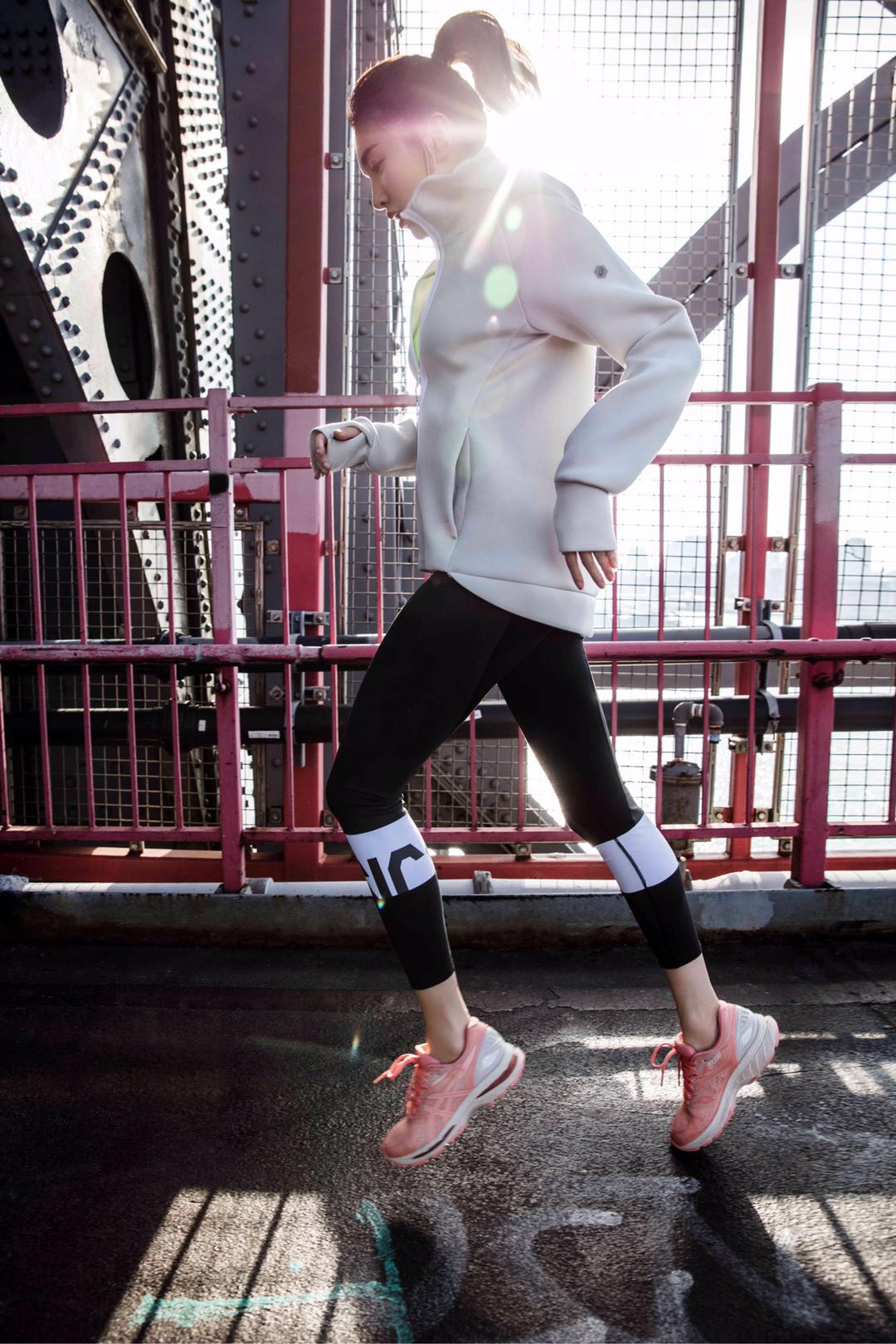 一直以来,江疏影不仅是青年演员中的领跑者,也热心公益钟爱运动,作为