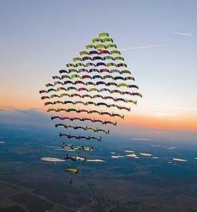 请问这种跳伞叫什么?