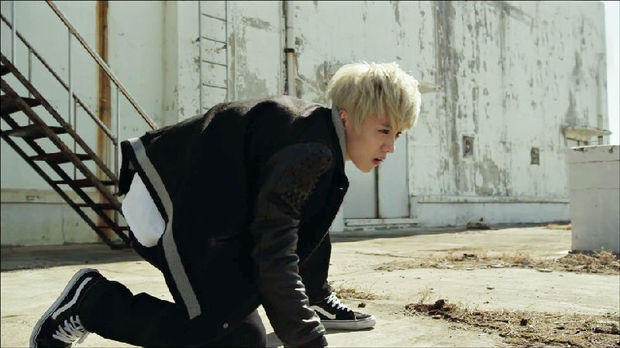 鹿晗狼与美女剧情版穿的衣裤