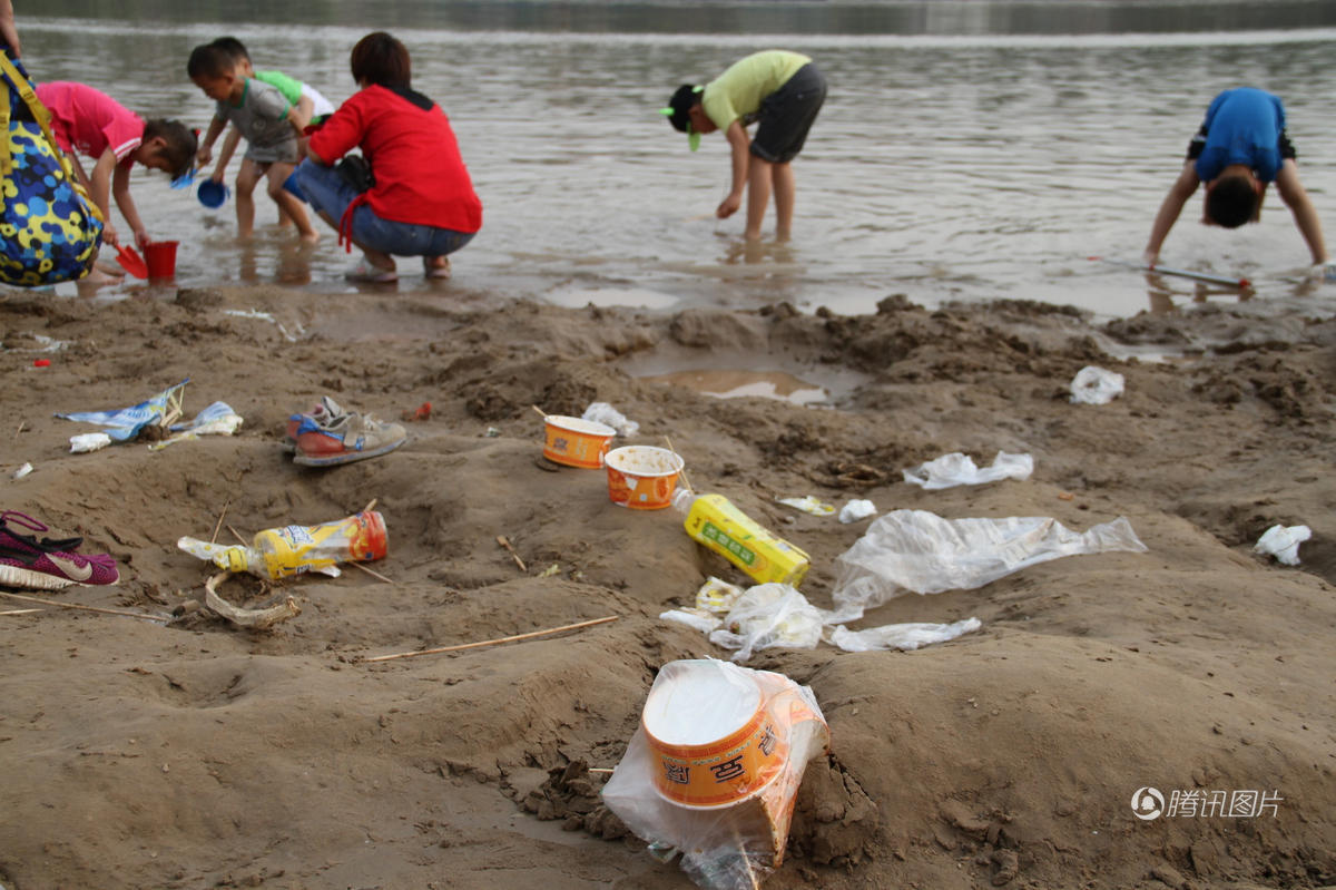 五一过后济南黄河滩上遍地垃圾 游客随手扔垃圾让人心寒