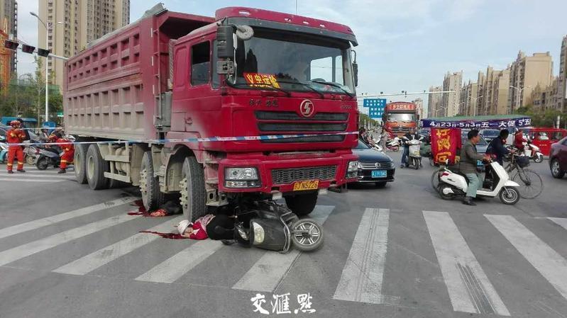 惨烈!今晨射阳一渣土车撞上电瓶车 致一男一女死亡