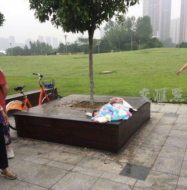 南京莲花湖公园发现一名弃婴 警方正寻找孩子父母