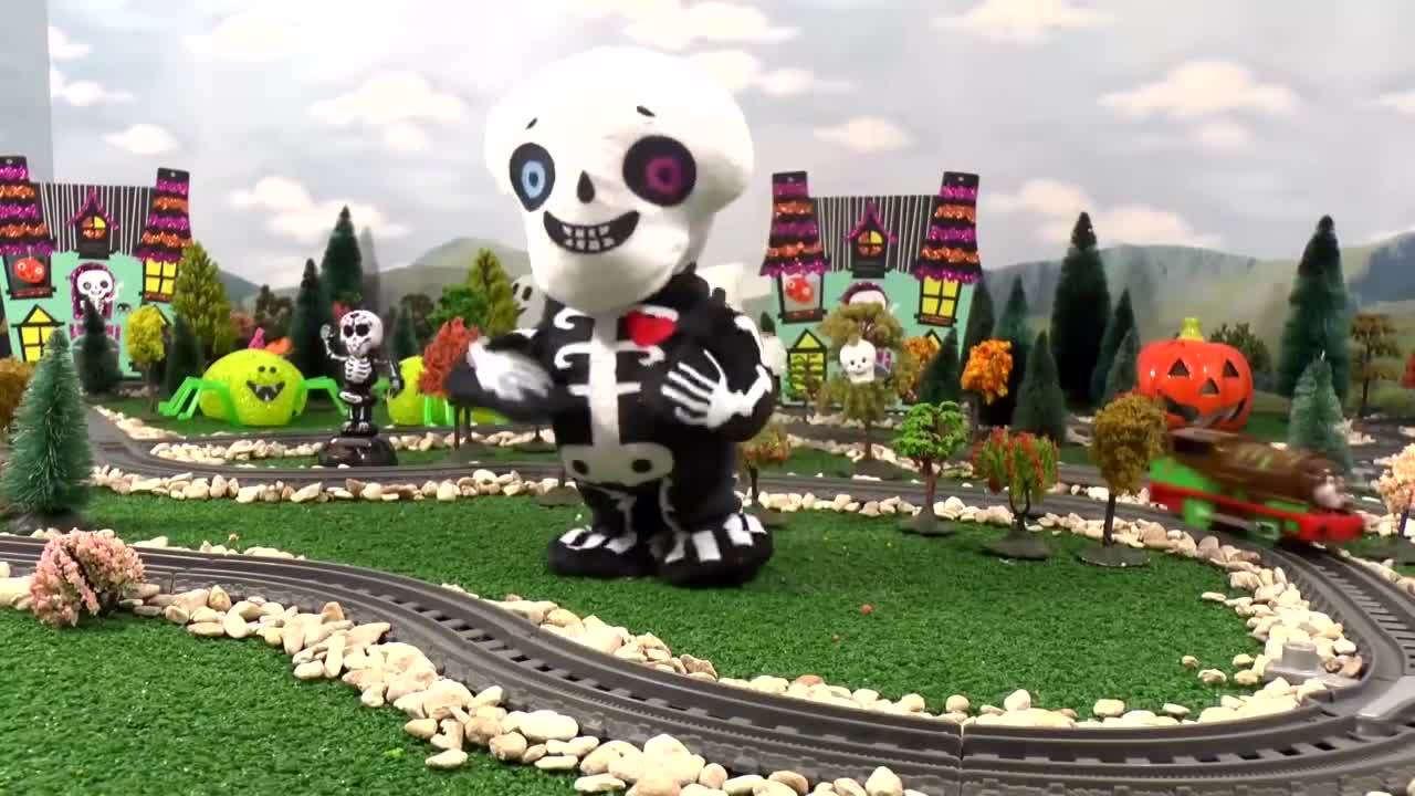 托马斯小火车的恐怖小故事;拯救被困骷髅屋的小火车!小猪佩奇