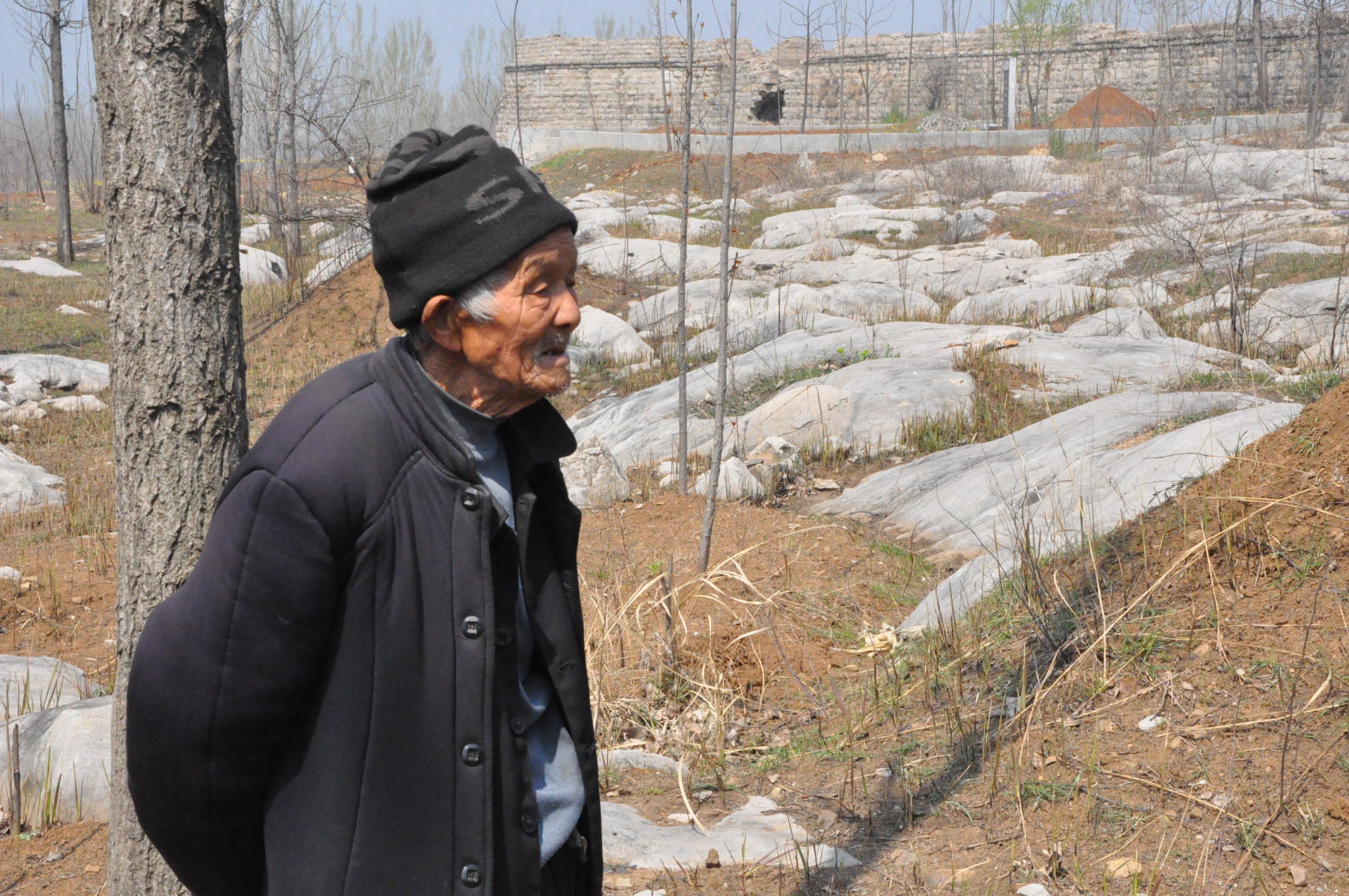 徐州一90岁老人为3名烈士守墓70年!