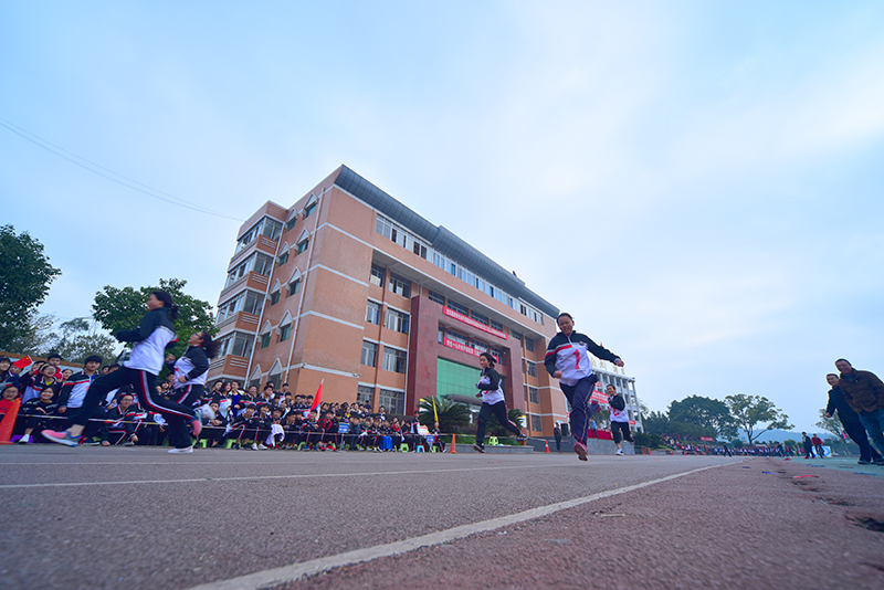 南充市李渡中学举行2017年冬季田径运动会