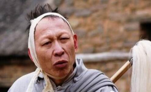 他是娱乐圈相貌抽象男演员 被北京电影学院拒绝三次却有一个美娇娘的