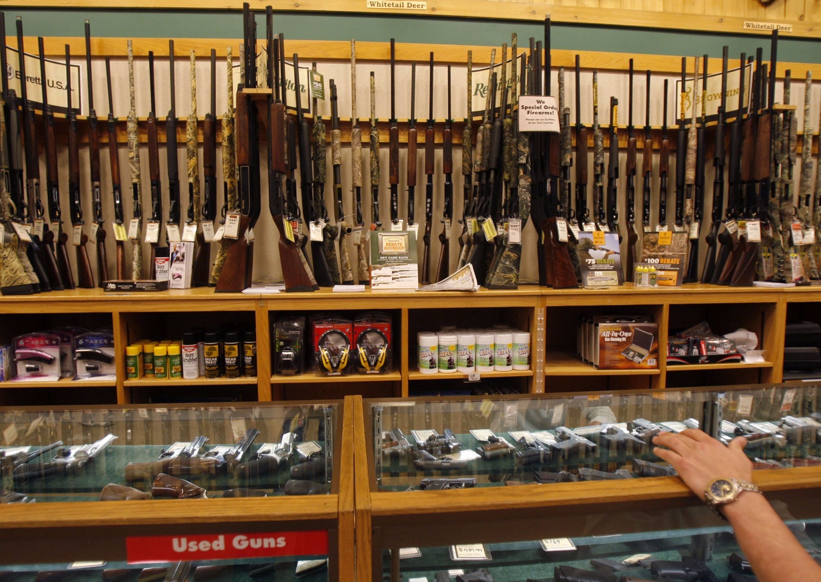 探秘枪文化盛行的美国枪械店:比军队用的都全