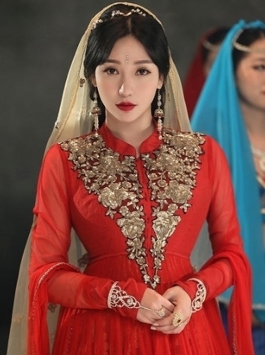 不露也美 柳岩穿薄纱红裙化身天竺少女