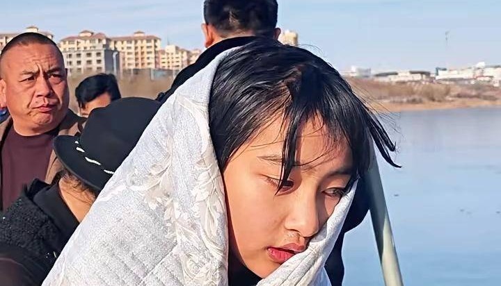 13岁女孩救男童