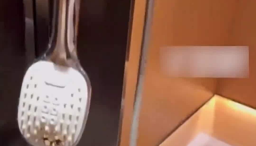 曝酒店花洒有排泄物